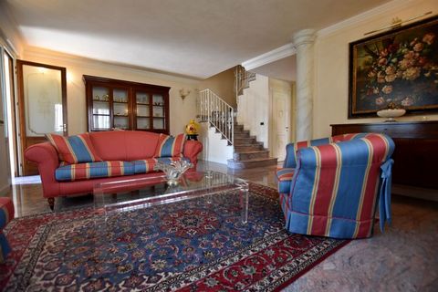Dit appartement bevindt zich in een villa in Villa Pedergnano. De villa met zonnepanelen en een warmtepomp is verdeeld over 2 appartementen, waarvan er 1 wordt bewoond door de eigenares en haar gezin. Het is huisdiervriendelijk en zeer geschikt voor ...