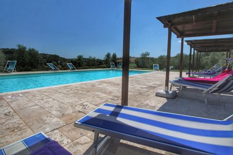 Dit prachtige appartement in het Italiaanse Asciano beschikt over een verfrissend zwembad. Er is 1 slaapkamer waar 3 gasten in kunnen verblijven, waardoor deze optie ideaal is voor stellen of kleine gezinnen. Begin de dag met een gezonde wandeling do...