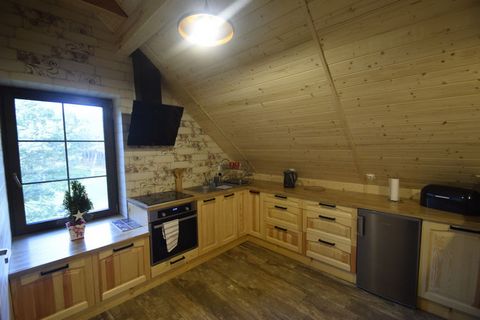 Komfortowy drewniany dom znajduje się w miejscowości Skrzynia na terenie malowniczego regionu Borów Tucholskich. Dom przeznaczony jest dla 4 osób. Na pierwszym piętrze znajduje się kuchnia, łazienka z prysznicem, salon z kominkiem, a także dwie sypia...