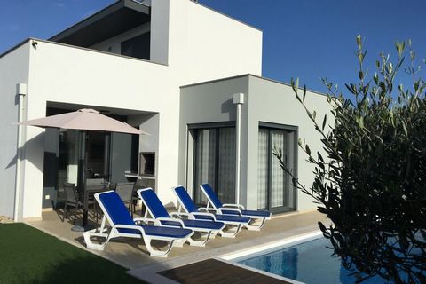 This villa is magnificently located just a few steps from the magnificent Obidos lagoon and the beautiful surf beaches by the sea. Ideal with children! Villa Mar e Lagoa is modern and very well equipped. Everything is designed to ensure that you have...