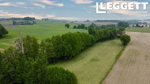 A21345JR16 - An enclosed field of pasture land which could be suitable for horses. Information about risks to which this property is exposed is available on the Géorisques website : https:// ...
