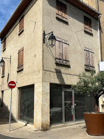 Mixed-use building, terrace and garage (possible). Ground floor: corner store (60m2) with 2 large windows and location for the creation of the garage. FLOORS: terrace and structure completely rebuilt, out of water, out of air which develops 145m2 of ...