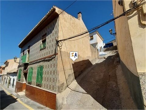 Ubicada al sur de la provincia de Granada, en Andalucía, España y perteneciente a la región del Valle de Lecrín, se encuentra esta casa adosada de 157 m2 construidos y 4 dormitorios con espacios exteriores, situada en el pueblo de Padul que se encuen...