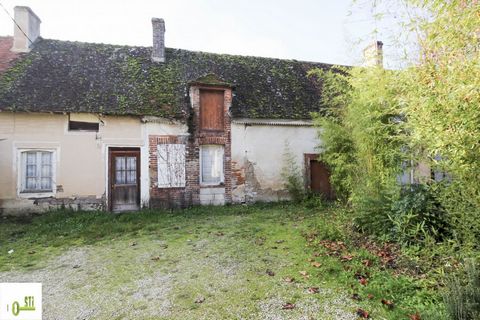 DAMMARIE SUR LOING! Village house to renovate of about 59m2 comprising dining room with fireplace, living room, kitchen with fireplace, 2 bedrooms, bathroom and toilet. Adjoining sheds. Attic convertible on the whole. All on a partially enclosed plot...