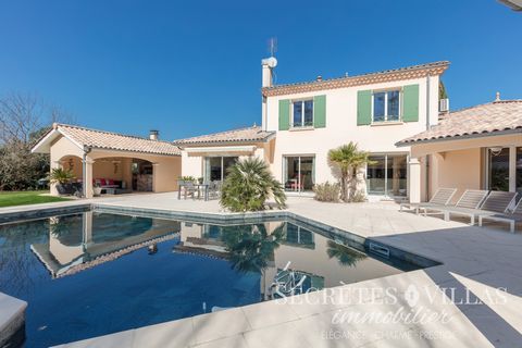 LA BREDE AREA, in sought-after town, quiet, BEAUTIFUL CHARMING VILLA from 2006 in holiday spirit offering you: entrance hall and cloakroom high ceiling, toilet washbasin, beautiful double reception room facing south/west and contemporary US kitchen e...