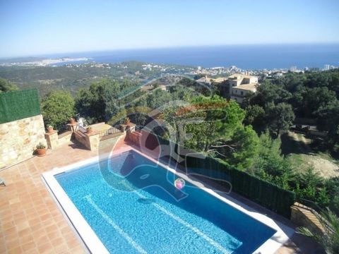 Beautiful rustic Catalan villa with fantastic views, situated on a 2,700m2 plot in the Mas Nou urbanization, Platja D'Aro municipality. The villa has been recently renovated and has the following format. Street level: Entrance, living room with firep...