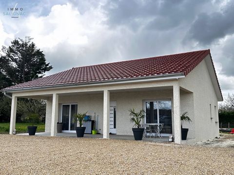Exclusivity of the Immosalignac agency. Come and discover this new single-storey house RT2012 in Foissiat. The house is entirely built on crawl space and is composed as follows: - entrance to living room, equipped kitchen - sleeping area with 3 bedro...