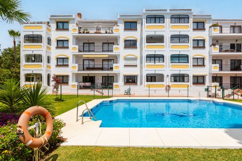 Dit prachtige appartement gelegen in Las Calas de Mijas verwelkomt 2+2 gasten. De buitenkant van het pand is ideaal om te genieten van het zuidelijke klimaat. In de prachtige gemeenschappelijke tuinen vind je een groot gemeenschappelijk chloorzwembad...