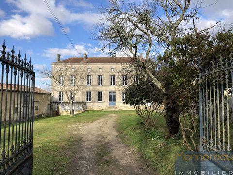 South BARBEZIEUX (16) - Between ANGOULEME and BORDEAUX 5 minutes from the RN10 - Old house of 13 main rooms, with its vast outbuildings, built on a plot of more than 5 Ha. The bourgeois residence has retained its original elements and distribution. I...