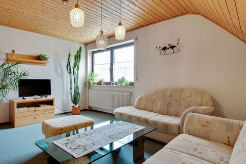 Dit gezellige appartement ligt in het Niedereschacher deelgemeente Kappel, op ongeveer 8 km van Villingen. De woning heeft 2 slaapkamers en is ideaal voor een gezin. Het appartement beschikt over een groot, overdekt balkon waar je goed van de zon kun...