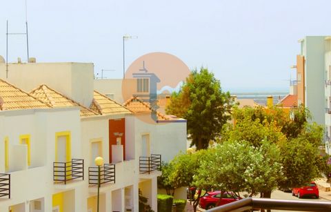 Wunderschöne 3-Zimmer-Wohnung mit großen Flächen und viel Licht in Tavira. Bestehend aus einer geräumigen Eingangshalle, einer angenehmen Küche, komplett ausgestattet mit Zugang zu einem Balkon, Speisekammer, Flur, drei großen Schlafzimmern, eines da...