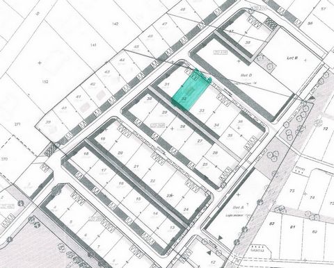 EXCLUSIVITE NOOVIMO En plein centre de Saint-Lyphard, au coeur du lotissement : LES GRANDS ARBRES 2, nous vous proposons d'acquérir l'un des derniers terrains constructibles ( lot 32 ). Situé à environ 400 mètres du centre bourg, de l'église et du su...