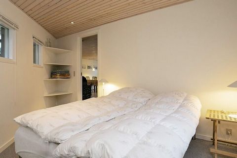 Spacious cottage with whirlpool located on a well-kept, grassy plot at Hou. Here there is a large wooden terrace and a pavilion, which acts as a covered terrace. The cottage has both a large bathroom with whirlpool and an additional guest toilet, bot...