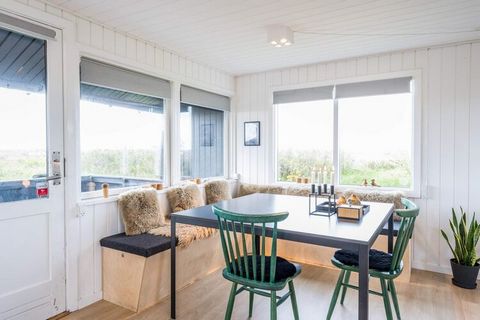 MAX 2 CANI - Cottage ristrutturato super accogliente a Blåvand a soli 100 metri da Hvidbjerg Strand. La bella cucina e il soggiorno del cottage sono in connessione aperta tra loro e offrono una fantastica vista sull'area protetta e sulle dune. Nel so...