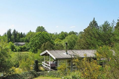 Well located cottage by the beach located on a 2500 m & # 178; large natural plot only approx. 200 m from the Limfjord. The cottage appears bright, and from the living room there is access to both open and covered terrace, where you can enjoy the Dan...