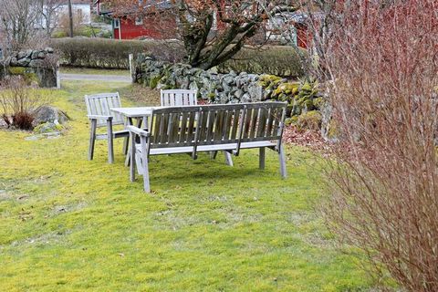 A genuine and pleasant holiday home just north of Varberg. The cottage is tasteful and well planned. The spacious plot is surrounded by a stone fenced yard and shady trees. The cottage is located high up in a smaller cottage area, a short drive takes...
