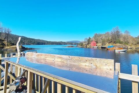 Holiday house on a natural plot with a view of Lonevågen. Final cleaning included in the price. Cozy holiday home with combined living room and kitchen. TV via fiber with Netflix, Norwegian and Nordic channels. German channels can be streamed. Intern...