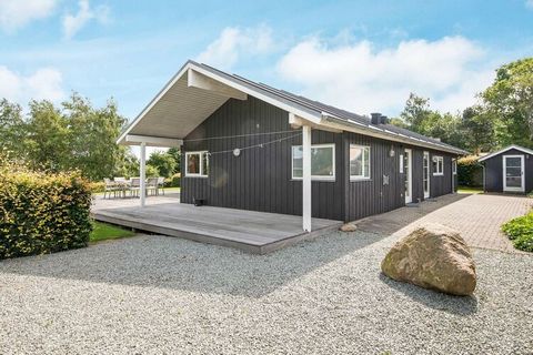 This cottage with whirlpool and sauna is located right by the sea in the charming Snaptun on an open garden plot with lawn and with views to both fjord and sea. Here you can on the one hand enjoy the view of Horsens Fjord, and on the other hand enjoy...