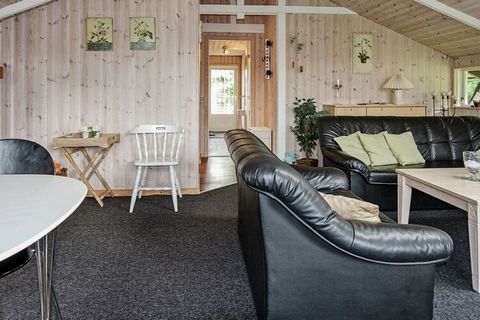 Traditionelles Ferienhaus mit kleinem Blick zum Fjord. Steht nur ca. 150 m vom Limfjord entfernt, in einem ruhigen Ferienhausgebiet. Im Haus befinden sich u.a. zwei Schlafzimmer mit Doppelbett in 3/4-Breite sowie ein 3. Zimmer mit zwei Einzelbetten. ...