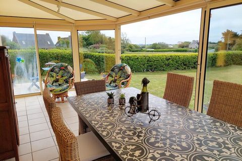 This holiday home is in a unique location, only approx. 50 m from a bathing beach, outside the small town of Plouescat on the long coast. The veranda with its wide sliding doors can be completely pushed open, very pleasant in the morning for a French...
