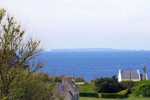 This holiday home on a 3000 sqm garden plot offers a fantastic view of the sea. Wonderfully elevated position, only 800 m from the beach. Even while preparing breakfast, the wide view sweeps over the sea, French baguettes and croissants are of course...
