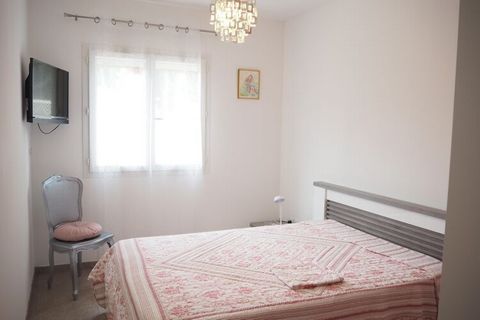 Small, functional and comfortable holiday home in a quiet setting, a quarter of an hour by car from the cultural centre of Nîmes. You have a private, covered terrace with no one opposite. The interior consists of a bright living room with kitchenette...
