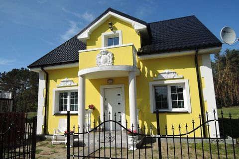 Detached holiday home located in the picturesque Nowe Warpno. Here you can spend relaxing holidays in the fresh air, because a covered terrace, a balcony and a barbecue area invite you to spend hours together. When the weather is cooler or in the eve...
