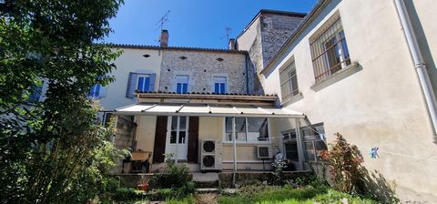 Completely renovated, this property is an ideal investment or family property with an opportunity to rent out the shop space. In a prominent position in a bastide town. The shop and workshop have their own access and currently can be accessed from th...
