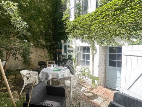 Ladies and gentlemen, we invite you to come and discover this house of 85m2 on 2 levels, located in the heart of the precious village of Gruissan. You will find on the ground floor a courtyard of 23m2, what a charm! as well as a 33m2 garage, rare in ...