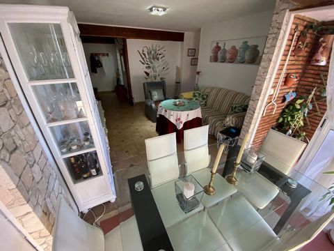 Located in Marbella. Marbella Center. In the best location in the Divina Pastora neighborhood next to all services and very close to the center of Marbella and the beach This property is located on a third floor without elevator. It consists of 3 bed...