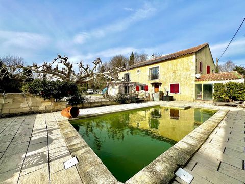 Magnificent Mas of 300 m², with garage and swimming pool, on a plot of 10,400 m², a fusion of charm and modernity. Located in the heart of the Alpilles, this magnificent Mas of 300 m², divided into two independent apartments of 150 m² each, presentin...