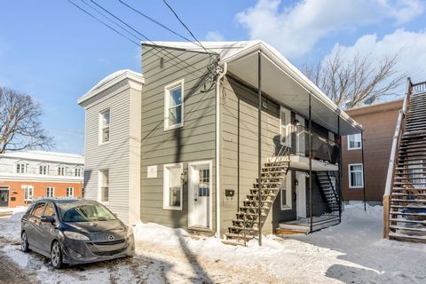 Duplex for sale in Quebec City, in the Saint-Sauveur area! Includes 2 unheated and unlit 31/2 rented units. Well maintained. The two units are re-rented at $800 and $1095 for the 2024-2025 period. Ideally located in the sought-after area of Saint-Sau...
