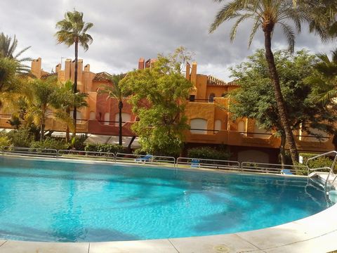 Located in Nueva Andalucía. Spacious townhouse located in Hacienda El Palmeral, walking distance to Aloha commercial center. This well maintained south-west facing home has direct access to the garden and pool area. Tastefully decorated the property ...
