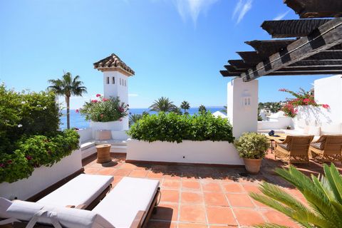 Located in Estepona. Fantastic duplex penthouse on the beach front in one of the nicest urbanisations on the New Golden Mile. The aprtment consists of 3 beddrooms, 3 bathrooms, open plan kitchen, living room, separate dining area. 2 fantastic west fa...