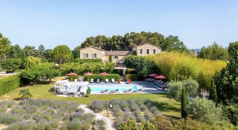 In the vicinity of this exceptional property, you will be charmed by the proximity of the Luberon Regional Nature Park, offering a preserved natural setting and breathtaking landscapes. Just a few steps away, you can explore the famous village of l'I...