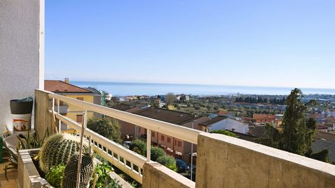 In Campo a Mare, on the outskirts of Roseto Sud, we have a comfortable and welcoming apartment on the third floor with a lift of sqm. 110 interiors. The property is in excellent condition, was completely renovated in 2021, has an ideal exposure on th...