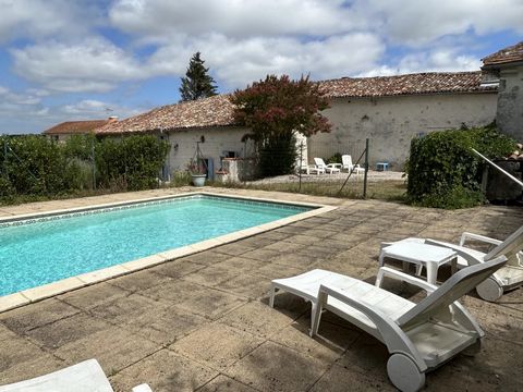 We are pleased to present this beautiful village stone house dating from the 17th century. The house sits opposite the village church (not used but lit at night) and the castle. What a magical view! Chalais with all the amenities and railway station ...