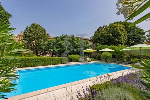 SAINTE CECILE LES VIGNES EXCLUSIVITY In the center of the charming village of Sainte Cécile les Vignes lovely ancient property with garden , swimming pool and garage. Lounge , kitchen with access terrace, dining room on ground floor. Upstairs 5 bedro...