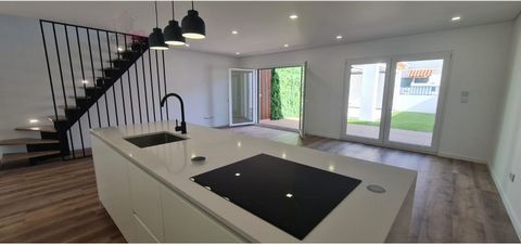 Excellent villa for sale in Bobadela, Loures Recently renovated villa, comprising: Two entrances, on the -1 floor and on the 0th floor, with the -1 floor being a patio area and with 1 parking space on a covered porch, with an automatic garage door, w...