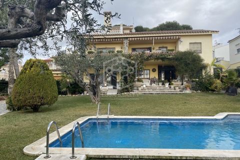 Schöne Villa im mediterranen Stil mit Meerblick in Segur de Calafell zu verkaufen, ideal für diejenigen, die ein geräumiges Haus in Spanien in Meeresnähe auf einem großen Grundstück und in der Nähe von Barcelona (nur 55 km) kaufen möchten. Die Villa ...