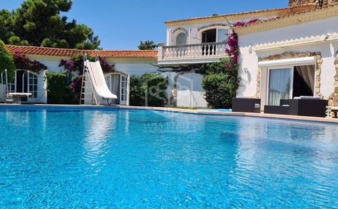 Exklusive Villa mit Panoramablick zum Verkauf oder zur Miete in Lloret de Mar, in der renommierten Urbanisation Condado del Jaruco, nur 1,4 km vom Strand und 65 km nördlich von Barcelona. Die Gesamtfläche der Villa beträgt fast 900 m2 (514 m2 sind nu...