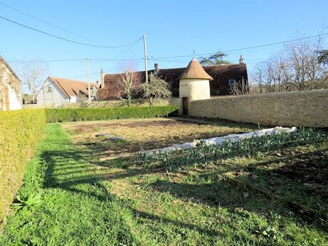 Report and approval property on 3305m² Located between Bourges (European capital of culture which is looking for accommodation) and La Charité sur Loire, in a dead end street in the heart of a hamlet, this property offers a main house of approximatel...