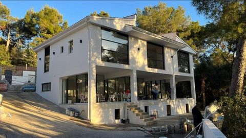 Villa de lujo reformada en una zona residencial noble en el suroeste de Mallorca. La exclusiva propiedad está siendo remodelada actualmente y se espera que esté terminada esta primavera. La fantástica villa tiene una parcela de aprox. 800 m2 y una su...