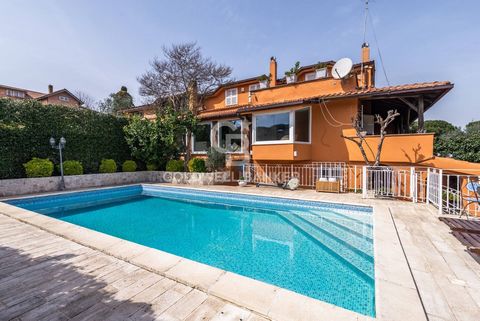 Coldwell Banker offers an exclusive single-family villa in the exclusive context of the Le Macere district, in Formello. The villa, in excellent condition, is spread over three levels. From the main entrance, we go up the external stone stairs that r...