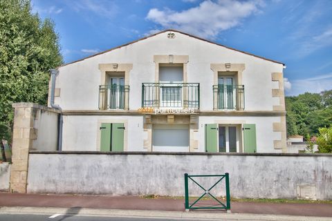 In the town of Breuillet, 200m from the city center and its shops, is this comfortable townhouse. On two levels, it unfolds 126m2 of living space on a maintenance-free plot of 178m2. The entrance is through the spacious living room of 41m2 open to th...