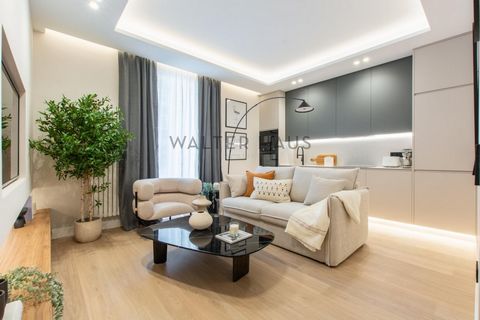 Walter Haus propose à la vente cette propriété entièrement rénovée, au coeur de Madrid, à quelques pas de la Gran Vía, située au 2ème étage extérieur. La maison a 128 m² cadastraux, répartis comme suit : couloir, spacieux séjour-cuisine équipé d'élec...