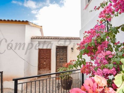 Town house project in Canillas de Albaida, located in close to the main square and all local amenities. This house needs a complete reform. It is layed into two floors comprising 3 rooms on the first floor and big one on the second floor. There is al...