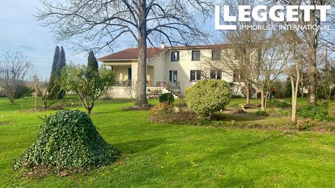 A26662SNM82 - Situated on the outskirts of the historic market town of Saint-Nicolas-de-la-Grave, this property is truly a gardener's paradise. The property sits in almost 2 hectares of stunning gardens, including an orchard and arboretum with over 4...