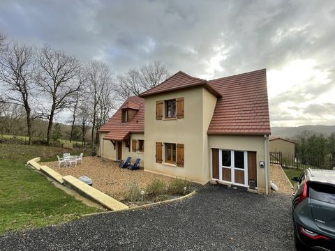 Near Terrasson-Lavilledieu, a charming, fully renovated house on 2580 m² of land. In a quiet hamlet, this beautifully renovated house with about 162 m² of living space offers you the peace of the countryside, panoramic views and just minutes from all...