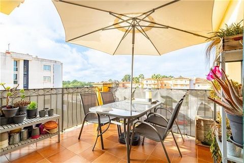 Apartment in a residential complex with gardens and communal pool. This apartment has an area of approximately 110m2 and consists of a living room with access to a porch terrace, fitted and equipped kitchen with utility room and access to another por...